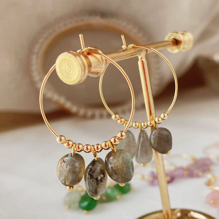 Pendientes de acero y titanio con colgante de cristal triturado natural de Olivenorma