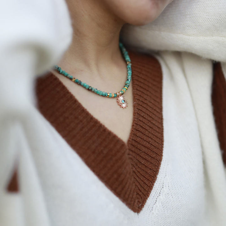 Collar con colgante de turquesa y cuentas de piedra del emperador Olivenorma
