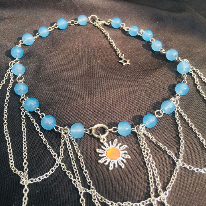 Gargantilla en capas de aguamarina con mariposa y sol de Olivenorma
