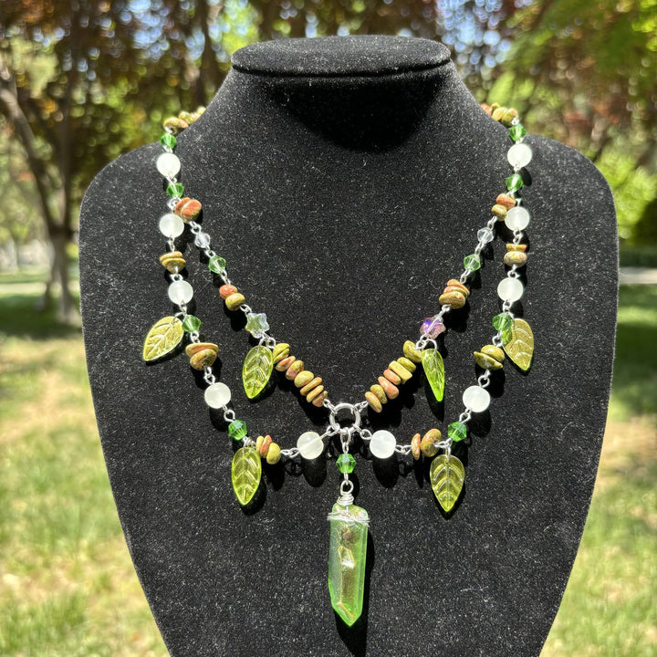 Gargantilla en capas de unakita con cristales transparentes de hoja de Olivenorma