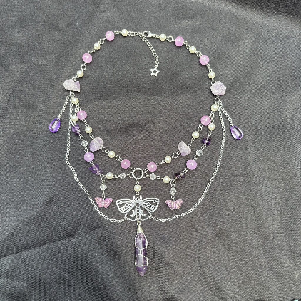 Gargantilla con capas de amatista y colgante de mariposa Olivenorma