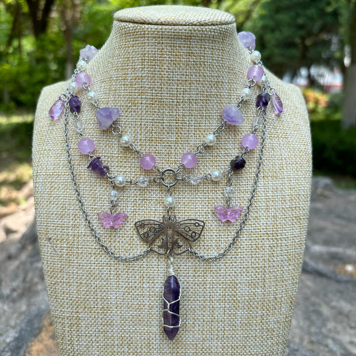 Gargantilla con capas de amatista y colgante de mariposa Olivenorma