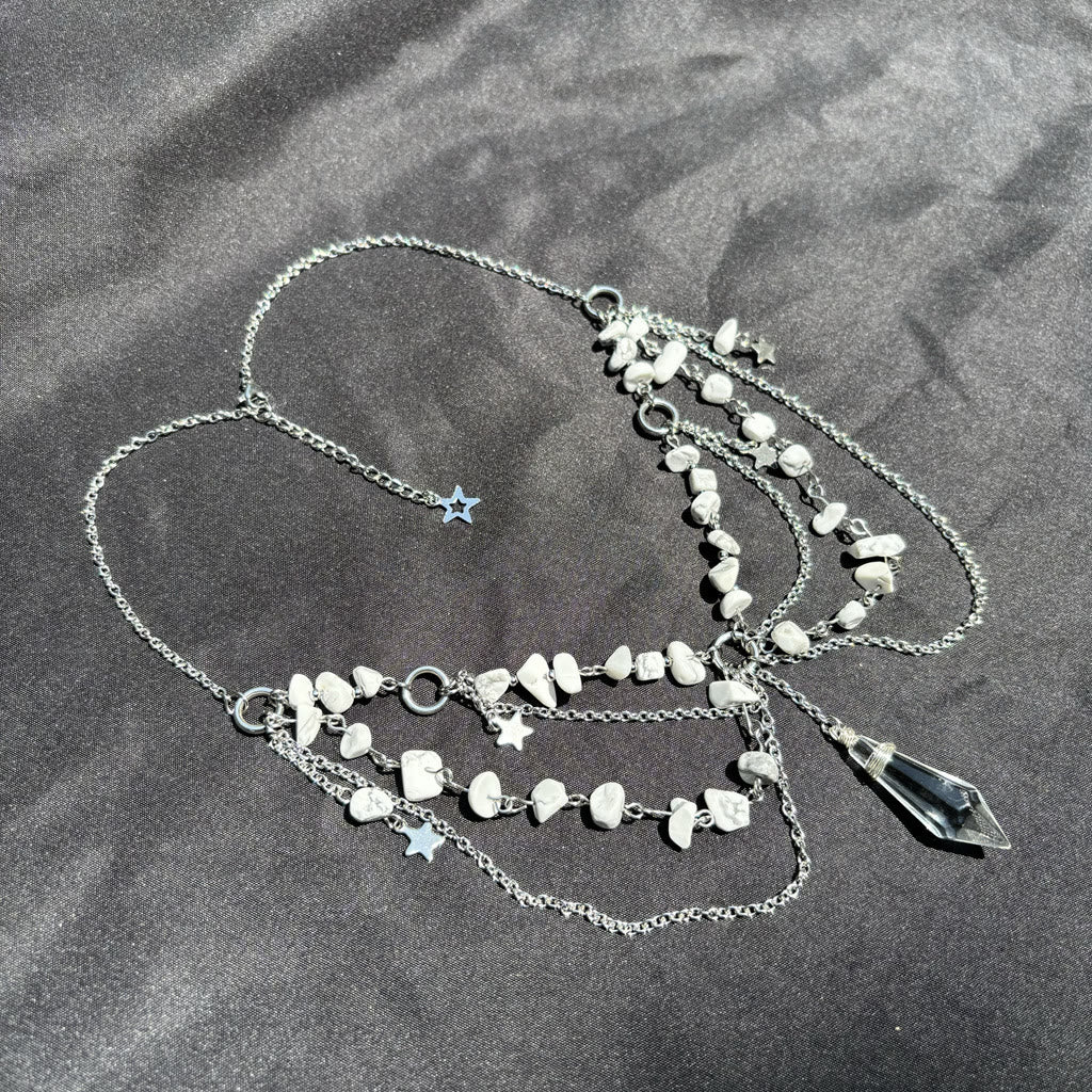 Gargantilla con colgante de estrella de Olivenorma con capas de piedra natural