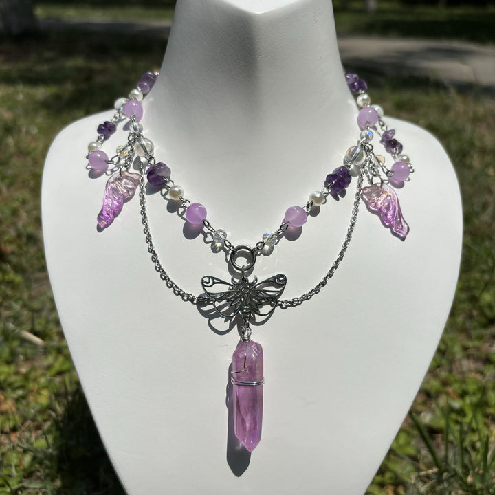 Gargantilla Olivenorma con mariposas en capas de cristal rosa amatista