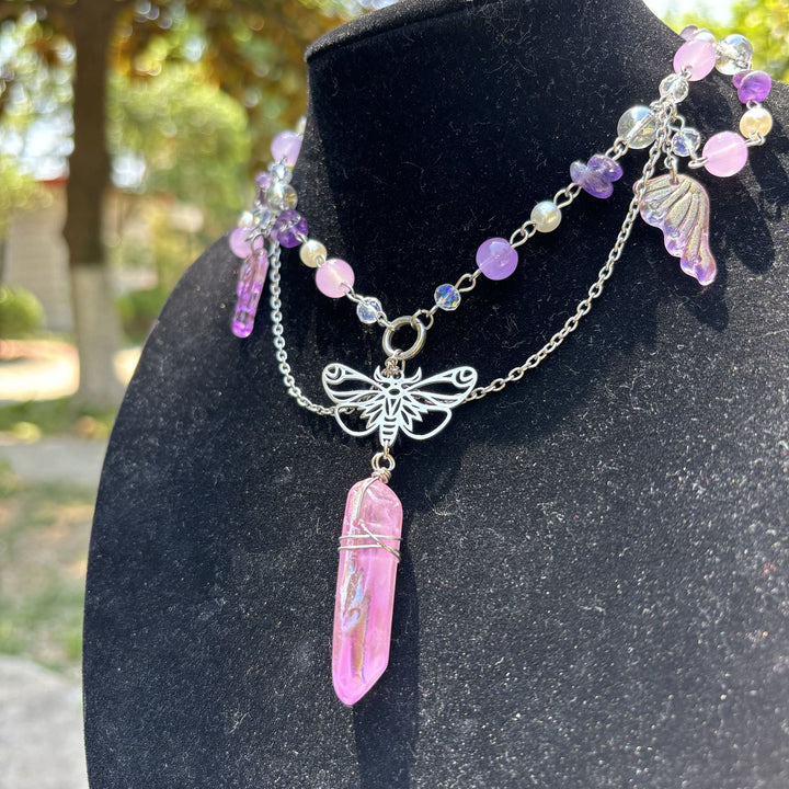 Gargantilla Olivenorma con mariposas en capas de cristal rosa amatista