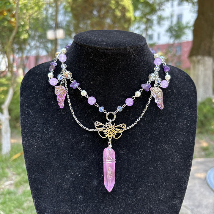 Gargantilla Olivenorma con mariposas en capas de cristal rosa amatista