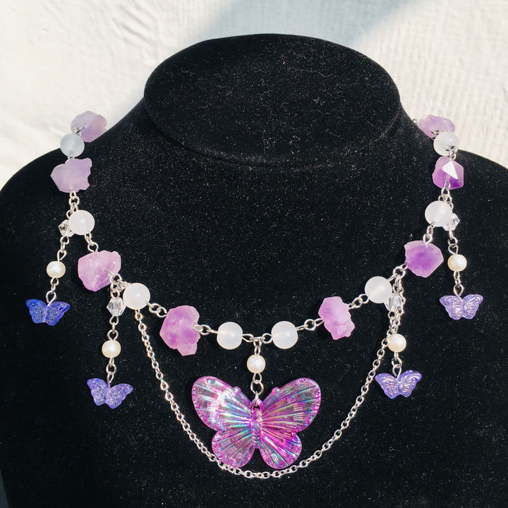 Gargantilla Olivenorma con mariposas de cristal transparente y amatista en capas