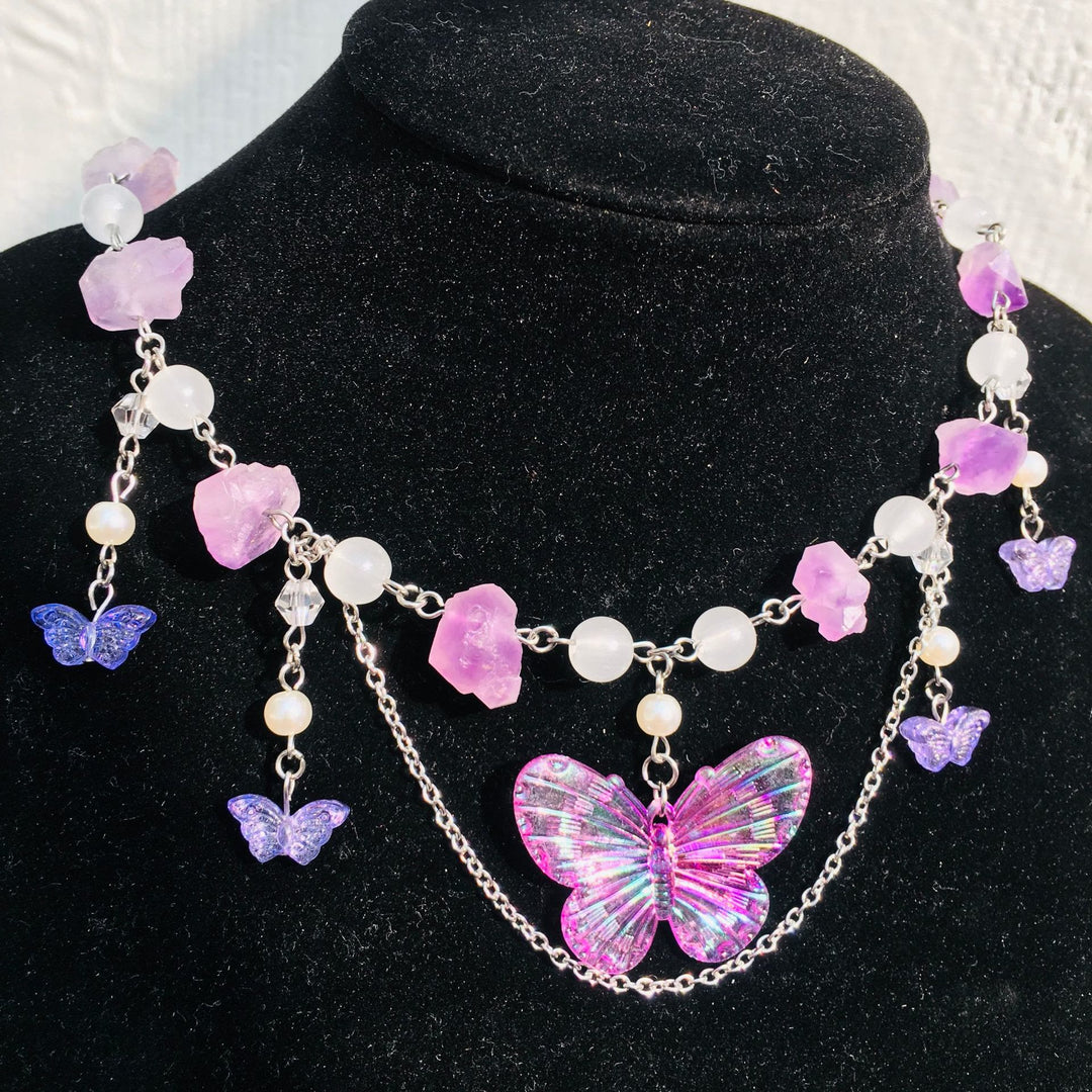 Gargantilla Olivenorma con mariposas de cristal transparente y amatista en capas