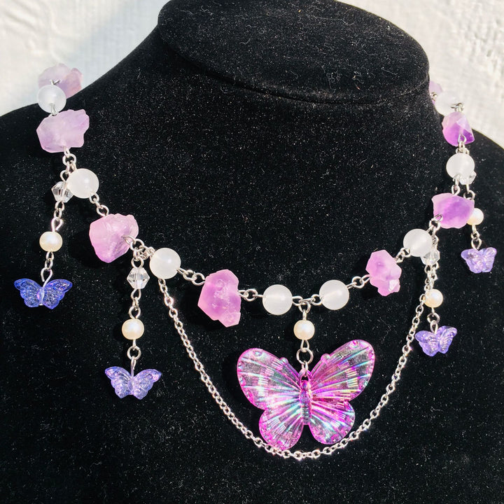 Gargantilla Olivenorma con mariposas de cristal transparente y amatista en capas
