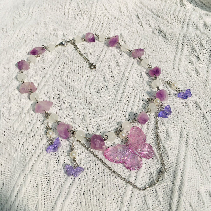 Gargantilla Olivenorma con mariposas de cristal transparente y amatista en capas