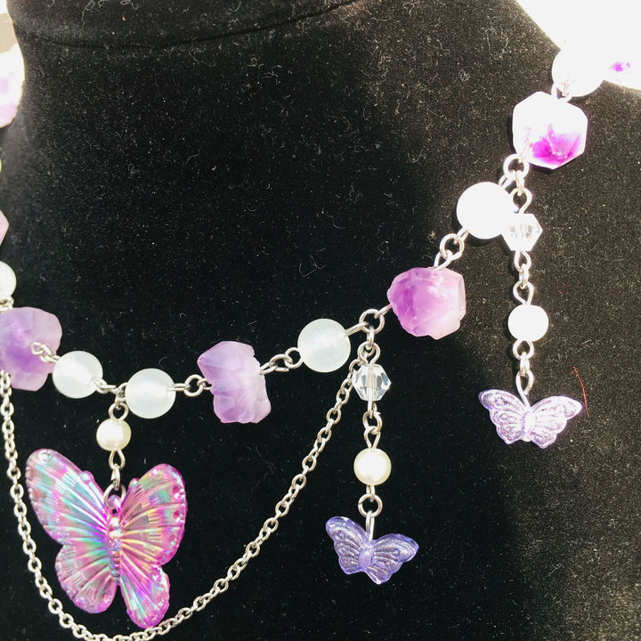Gargantilla Olivenorma con mariposas de cristal transparente y amatista en capas