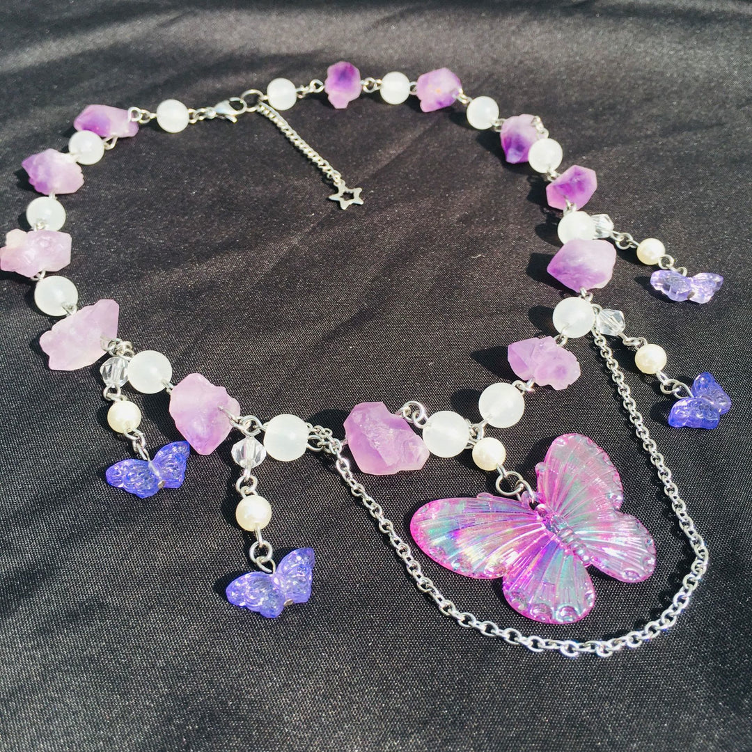 Gargantilla Olivenorma con mariposas de cristal transparente y amatista en capas