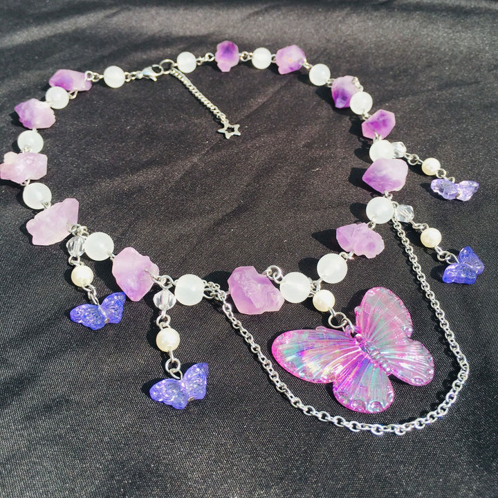 Gargantilla Olivenorma con mariposas de cristal transparente y amatista en capas