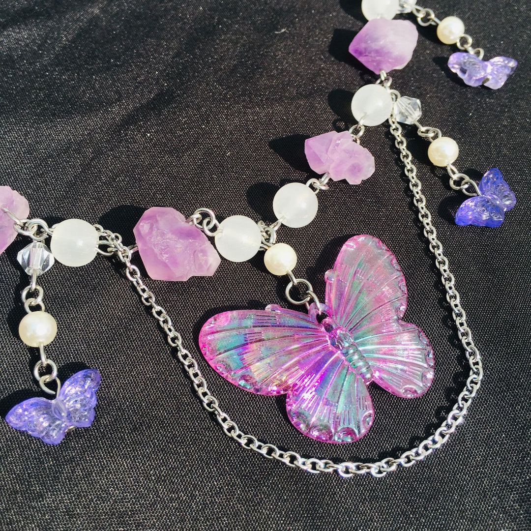 Gargantilla Olivenorma con mariposas de cristal transparente y amatista en capas