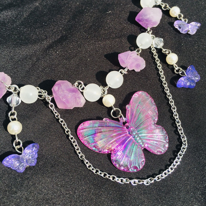 Gargantilla Olivenorma con mariposas de cristal transparente y amatista en capas