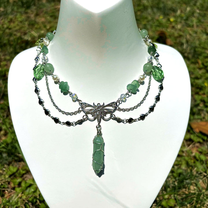 Gargantilla en capas con colgante de mariposa de aventurina verde de Olivenorma
