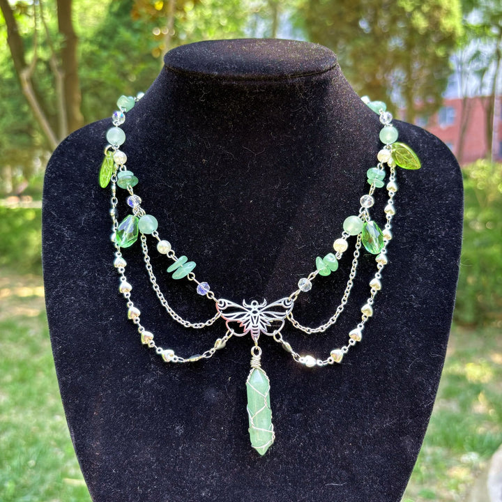 Gargantilla en capas con colgante de mariposa de aventurina verde de Olivenorma