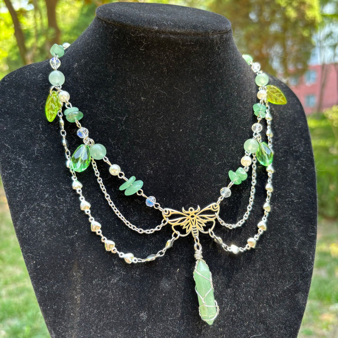 Gargantilla en capas con colgante de mariposa de aventurina verde de Olivenorma