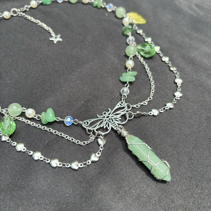 Gargantilla en capas con colgante de mariposa de aventurina verde de Olivenorma