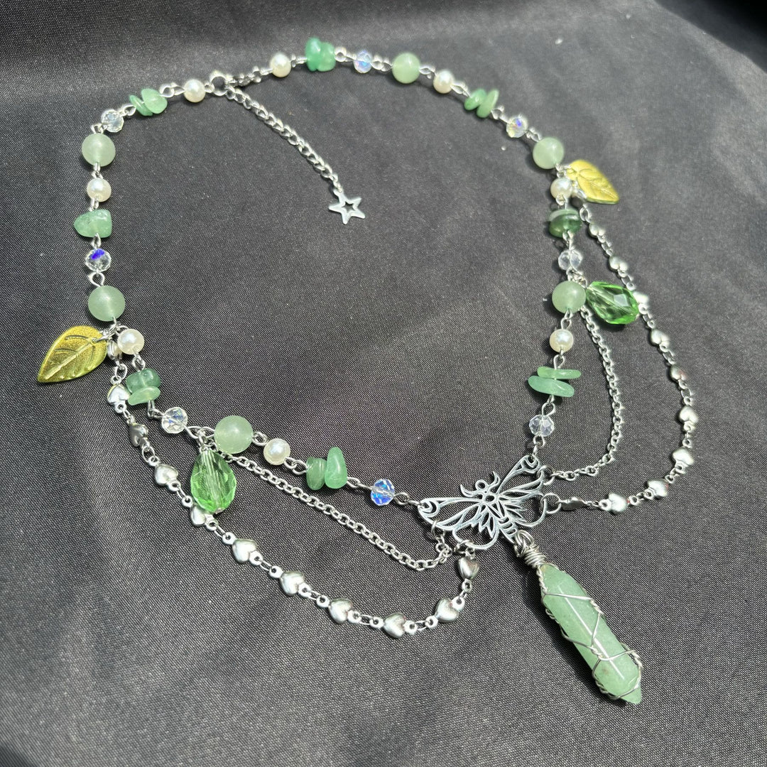 Gargantilla en capas con colgante de mariposa de aventurina verde de Olivenorma