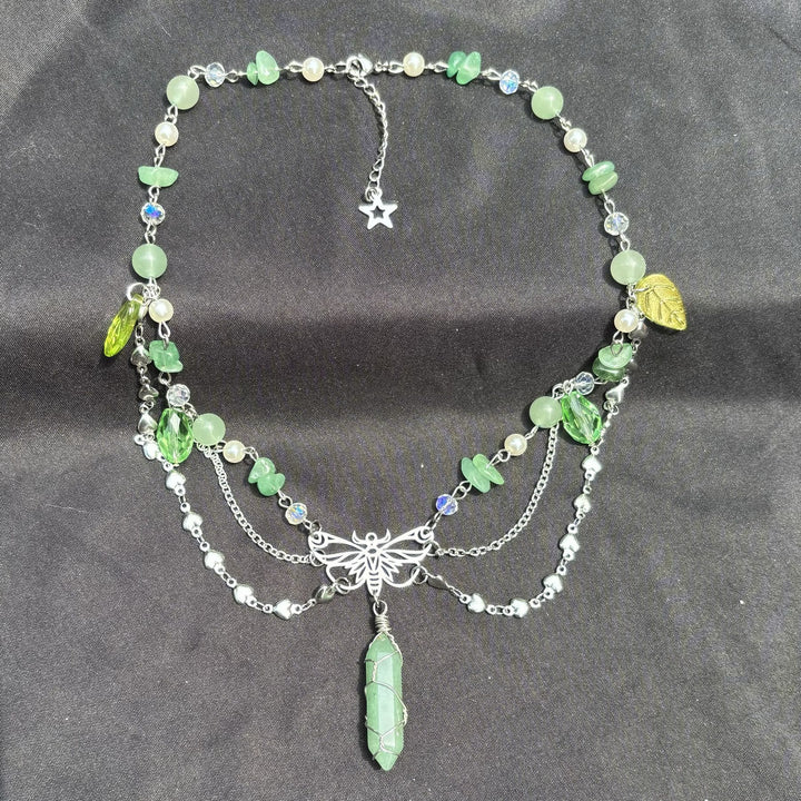 Gargantilla en capas con colgante de mariposa de aventurina verde de Olivenorma