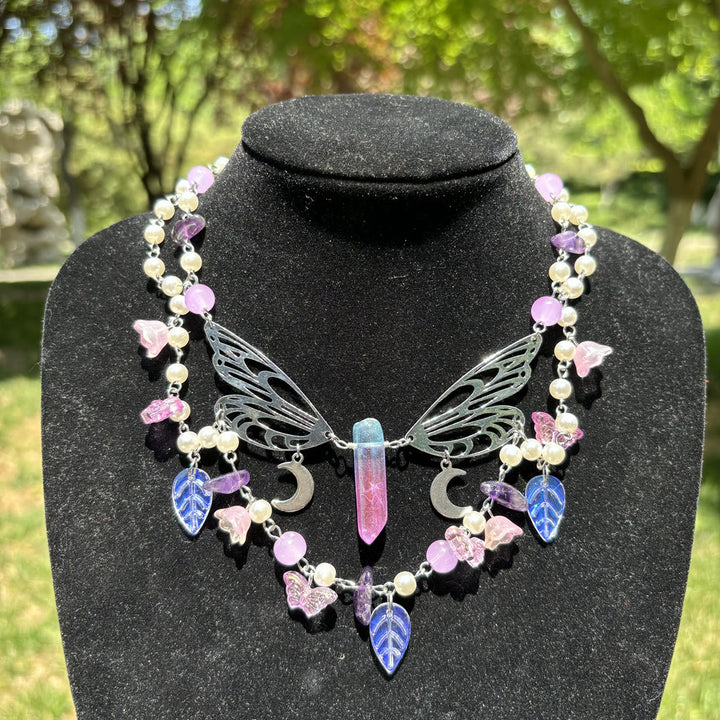 Gargantilla en capas con mariposas y perlas de agua dulce y amatista de Olivenorma