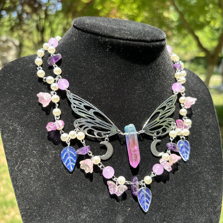 Gargantilla en capas con mariposas y perlas de agua dulce y amatista de Olivenorma