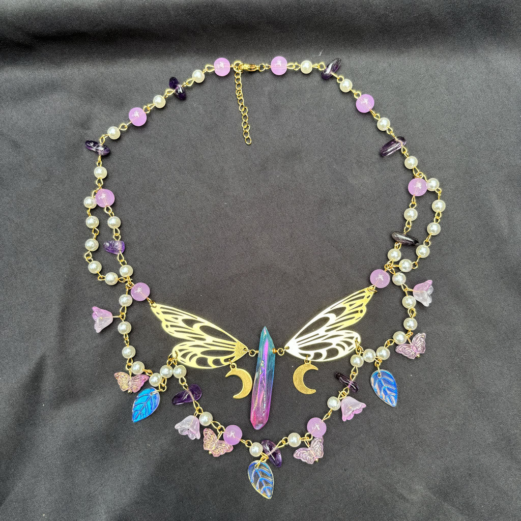 Gargantilla en capas con mariposas y perlas de agua dulce y amatista de Olivenorma