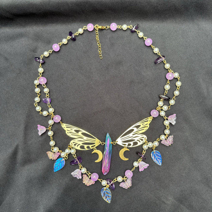 Gargantilla en capas con mariposas y perlas de agua dulce y amatista de Olivenorma
