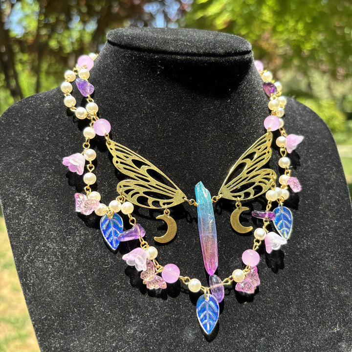 Gargantilla en capas con mariposas y perlas de agua dulce y amatista de Olivenorma