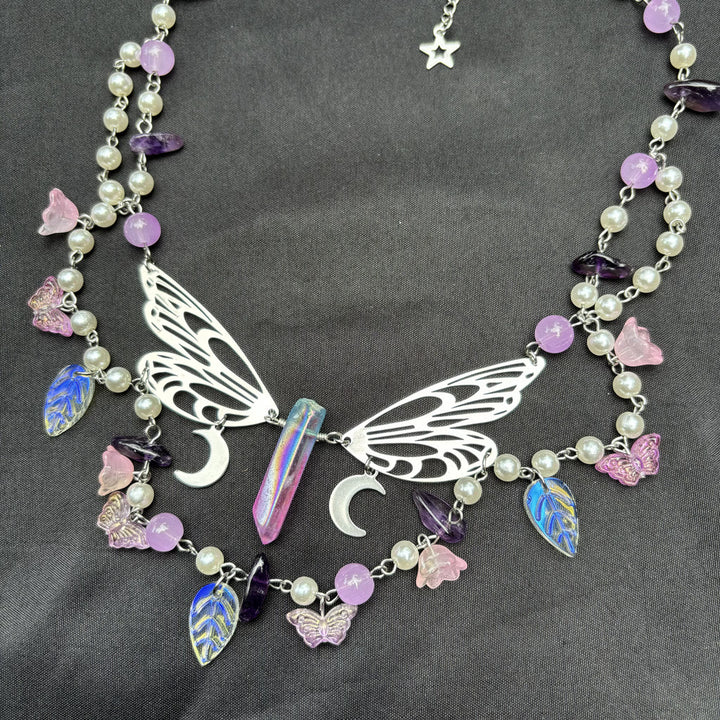 Gargantilla en capas con mariposas y perlas de agua dulce y amatista de Olivenorma
