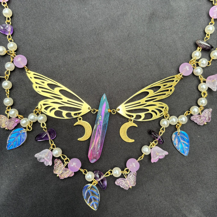 Gargantilla en capas con mariposas y perlas de agua dulce y amatista de Olivenorma