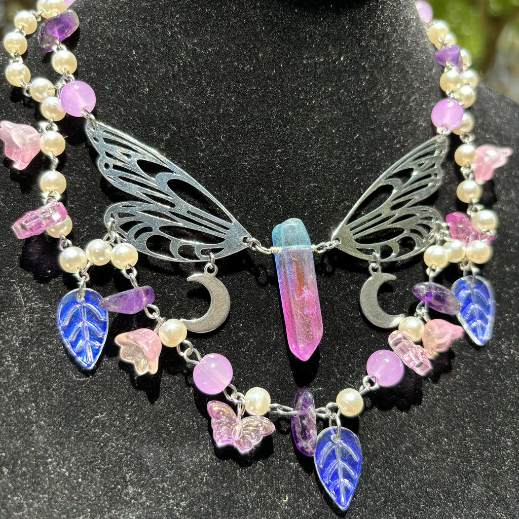 Gargantilla en capas con mariposas y perlas de agua dulce y amatista de Olivenorma