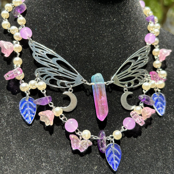 Gargantilla en capas con mariposas y perlas de agua dulce y amatista de Olivenorma