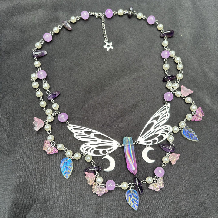 Gargantilla en capas con mariposas y perlas de agua dulce y amatista de Olivenorma