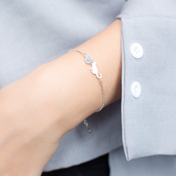Pulsera con colgante de gato y piedra lunar de plata de Olivenorma