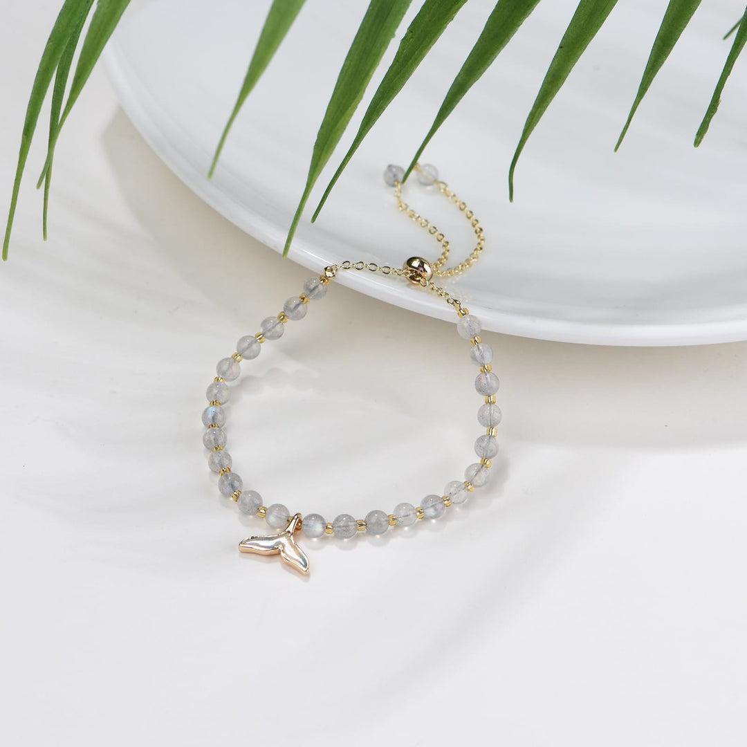Pulsera con colgante de cola de ballena y cuentas de labradorita natural de Olivenorma