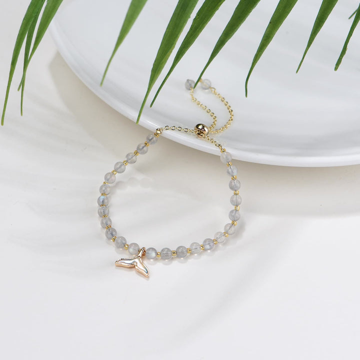 Pulsera con colgante de cola de ballena y cuentas de labradorita natural de Olivenorma