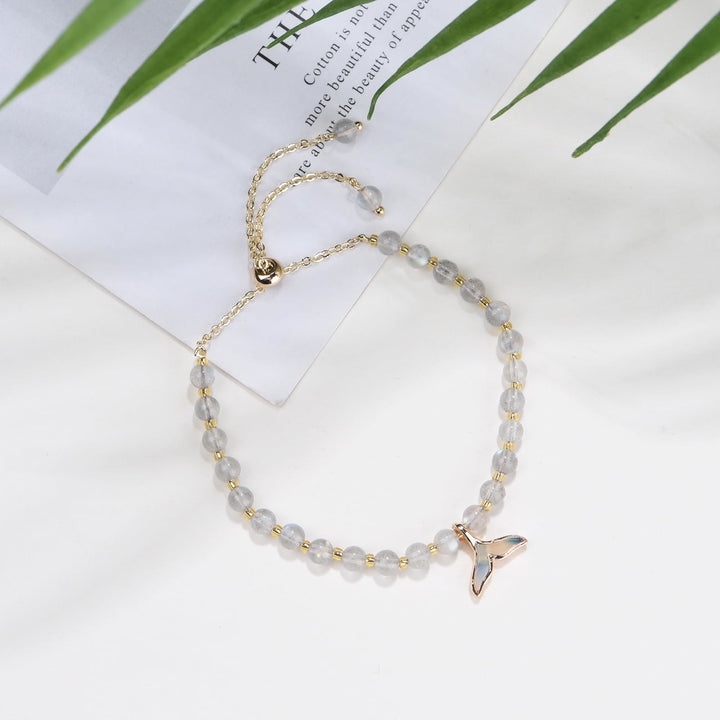 Pulsera con colgante de cola de ballena y cuentas de labradorita natural de Olivenorma