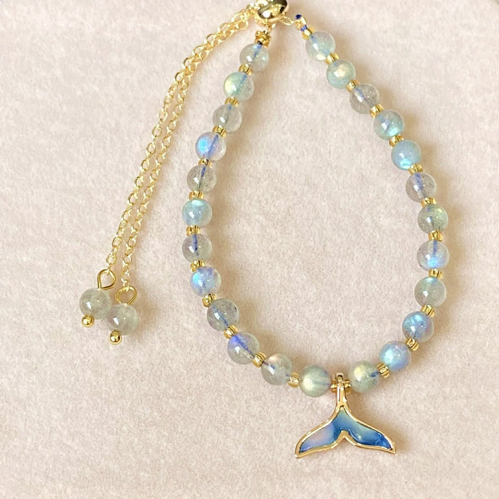 Pulsera con colgante de cola de ballena y cuentas de labradorita natural de Olivenorma
