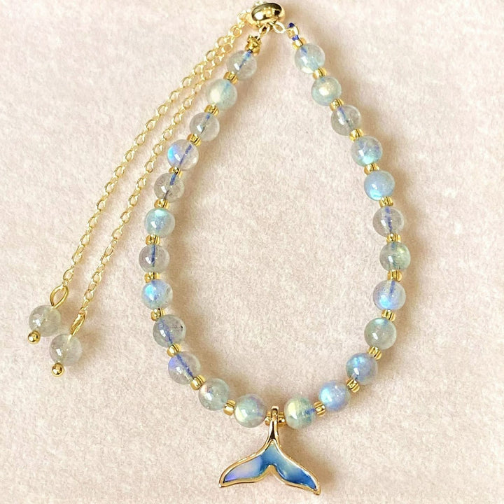 Pulsera con colgante de cola de ballena y cuentas de labradorita natural de Olivenorma