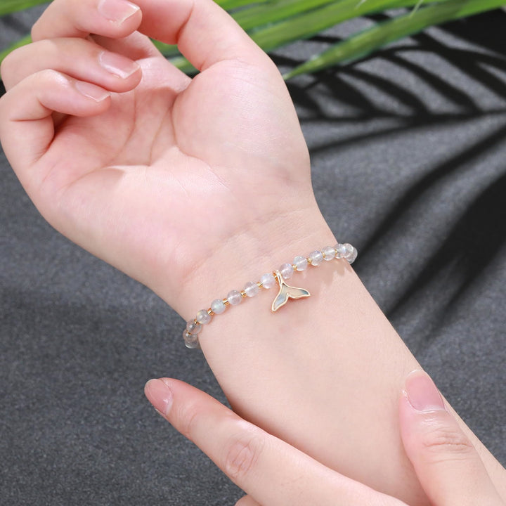 Pulsera con colgante de cola de ballena y cuentas de labradorita natural de Olivenorma