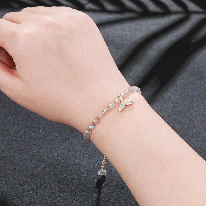 Pulsera con colgante de cola de ballena y cuentas de labradorita natural de Olivenorma