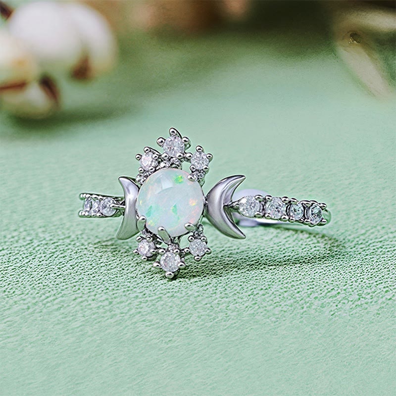 Anillo Olivenorma con ópalo blanco y circonita blanca, triple luna y diosa