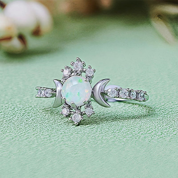 Anillo Olivenorma con ópalo blanco y circonita blanca, triple luna y diosa