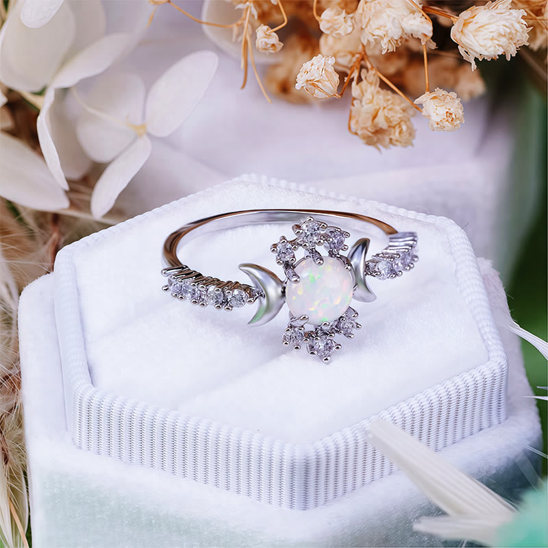 Anillo Olivenorma con ópalo blanco y circonita blanca, triple luna y diosa