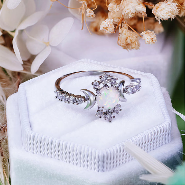 Anillo Olivenorma con ópalo blanco y circonita blanca, triple luna y diosa