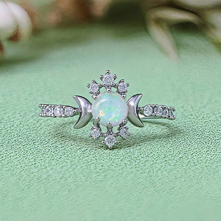 Anillo Olivenorma con ópalo blanco y circonita blanca, triple luna y diosa