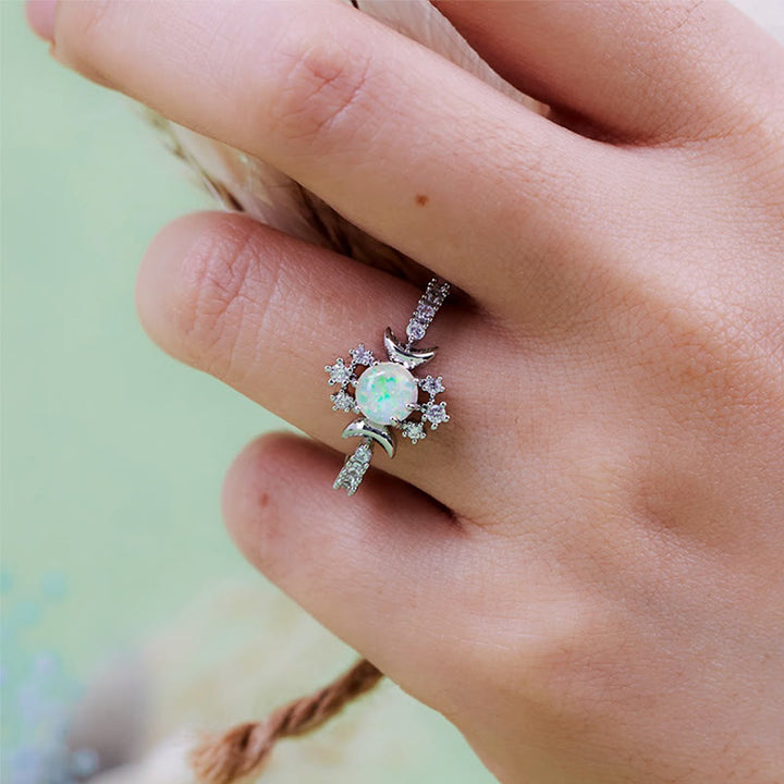 Anillo Olivenorma con ópalo blanco y circonita blanca, triple luna y diosa