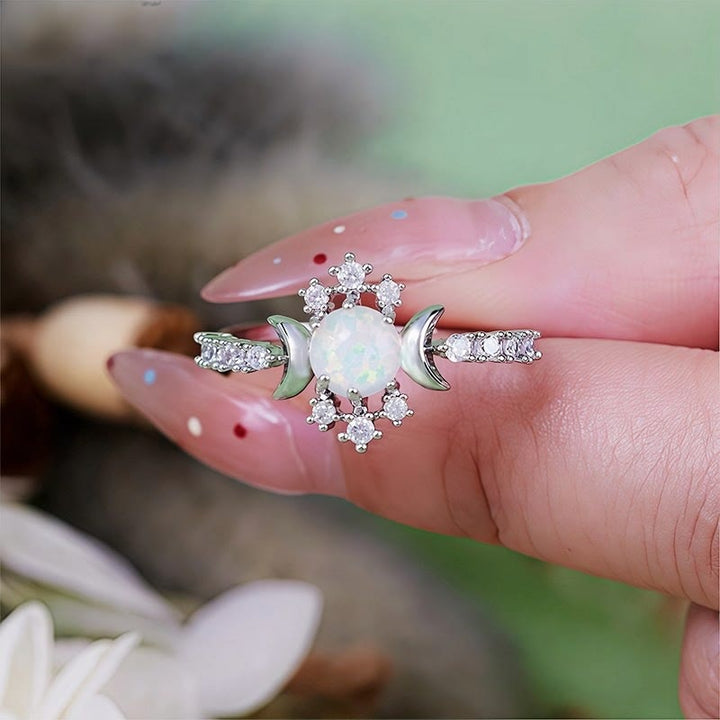 Anillo Olivenorma con ópalo blanco y circonita blanca, triple luna y diosa